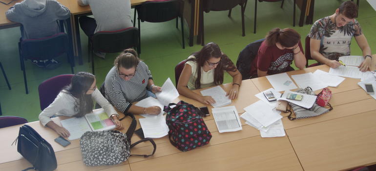 Alumnos estudiando